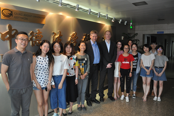 2.师生合影留念.JPG 2.师生合影留念.JPG